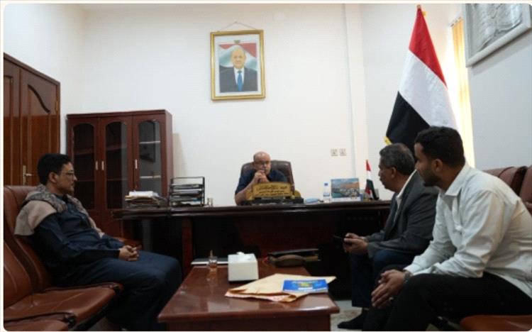 الخنبشي يطلع على سير العمل في جمارك الوديعة ويشدّد على استقرار الإمدادات النفطية بحضرموت