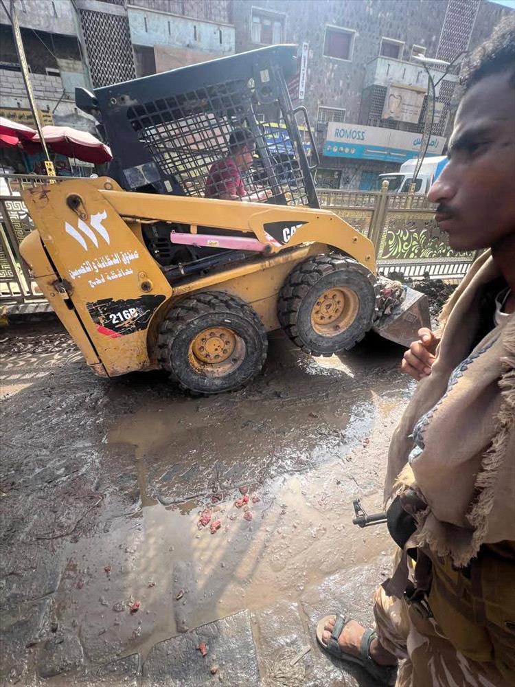 صندوق نظافة لحج يواصل العمل الميداني  برفع مخلفات الإمطار من شوارع العاصمة