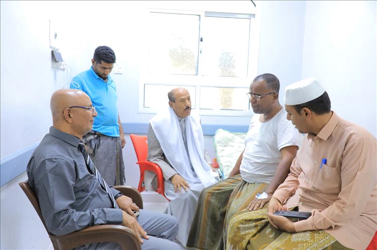 الوكيل بارباع يطمئن على صحه الاذاعي صالح محمد باصالح اثر تعرضه لوعكة صحية أدخلته المستشفى