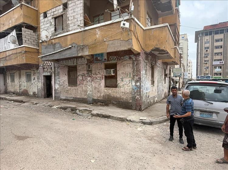 الجاوي يوجه بسرعة إزالة أحد الاسقف المتهالكة في عمارة بالمعلا