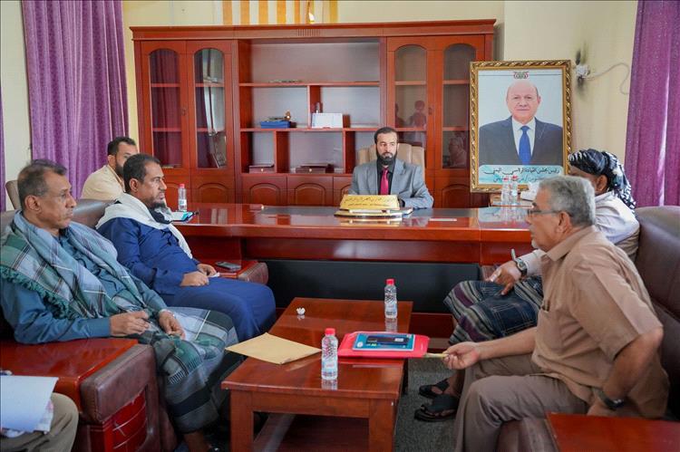 محافظ أبين يلتقي لجنة تقييم الإيرادات ويؤكد تعزيز الشفافية وتحسين الأداء المالي