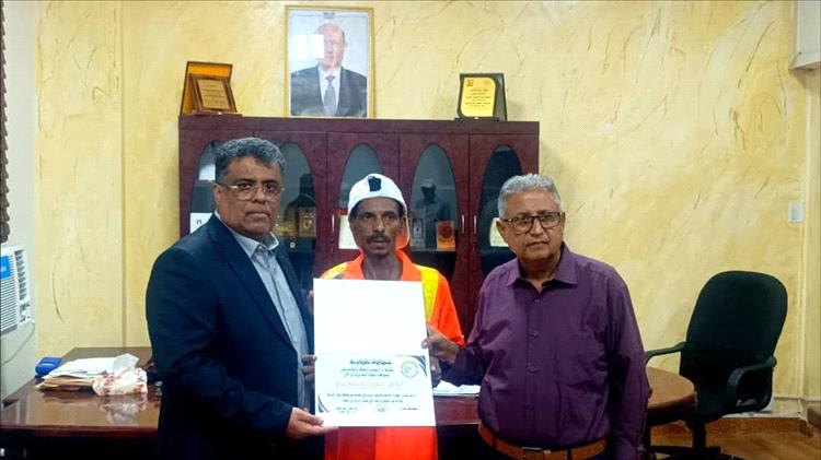 السلطة المحلية وصندوق النظافة بعدن يكرّمان عامل النظافة عصام محمد تقديرًا لجهوده