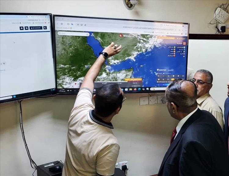 الكابتن بن نهيد يطلع على عملية رصد وتحليل المنخفض الجوي بمركز التنبؤات الجوية