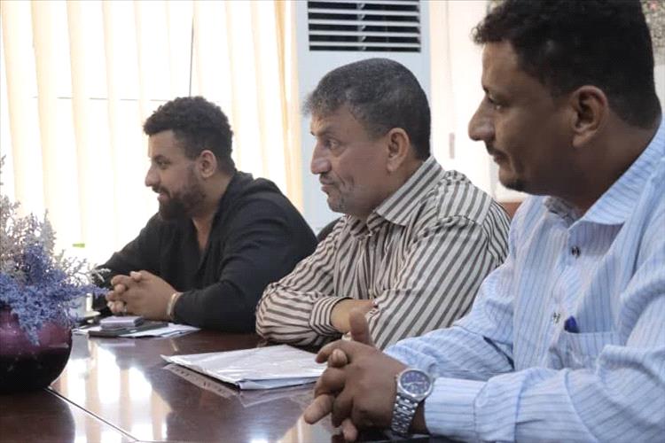 الشاذلي يناقش الاستعدادات لتدشين حملة رفع مخلفات الأمطار في مديريات عدن