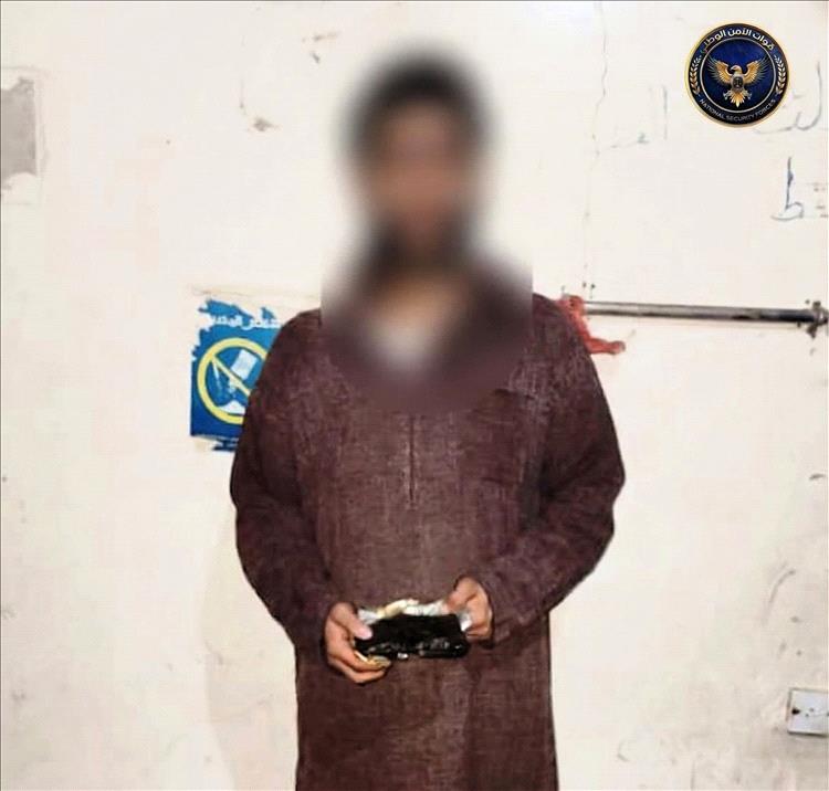 قوات طوق العاصمة عدن تضبط متهماً بحوزته نصف كيلو حشيش في منفذ العلم