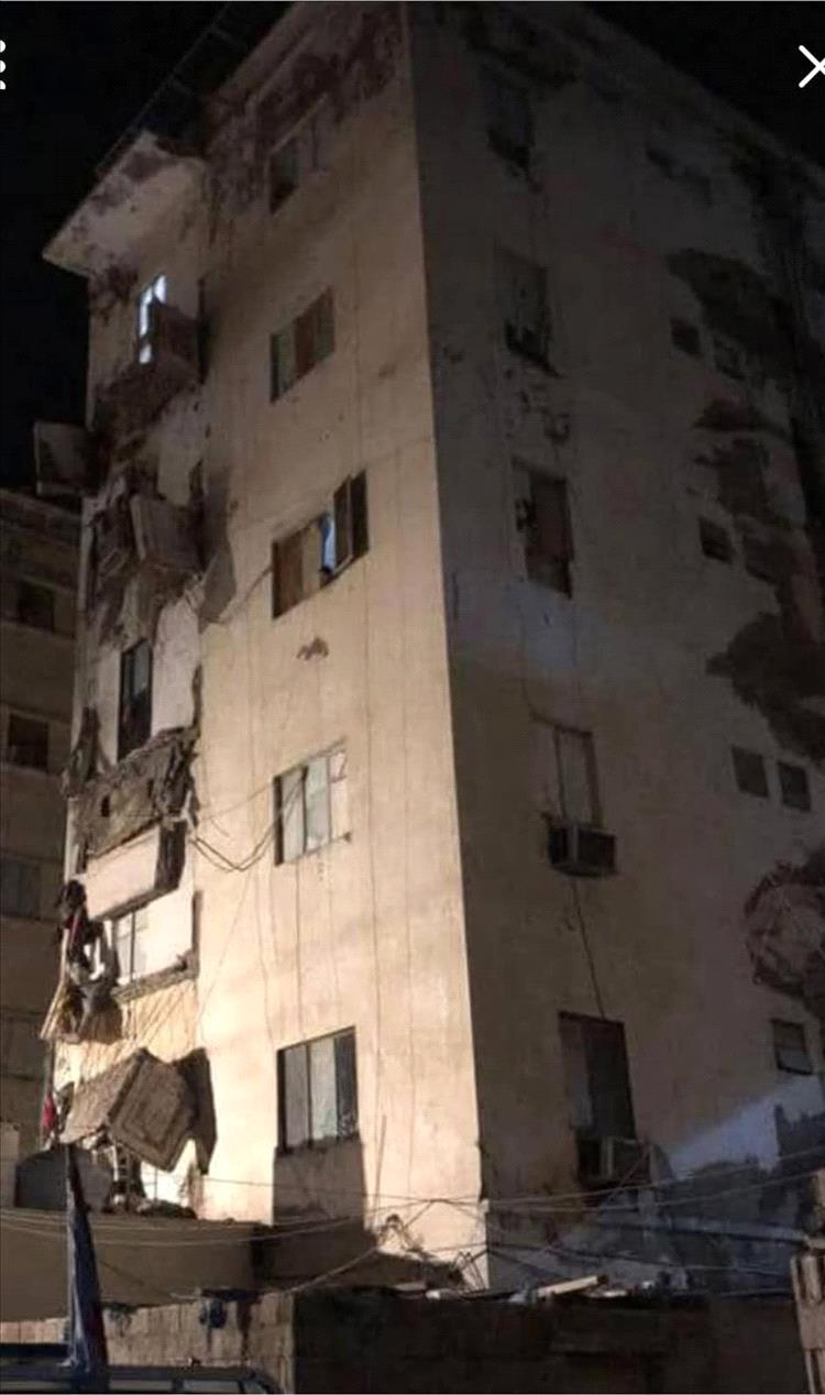 سقوط شرفات في عمارة سكنية بمديرية المعلا يجدد المخاوف بشأن المباني المتهالكة