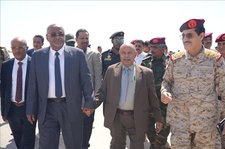 الخنبشي يستقبل وفدًا حكوميًا رفيعًا في المكلا لبحث تعزيز التنسيق وتحسين الأوضاع الخدمية