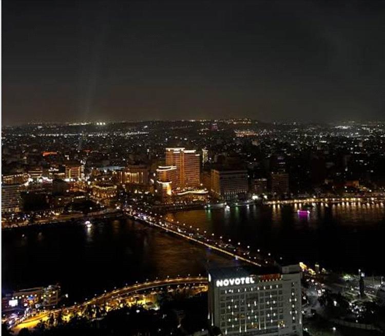 الحكومة المصرية تقرر غلق المحال والمطاعم في الـ 9 مساءً بدءاً من الغد لترشيد استهلاك الطاقة