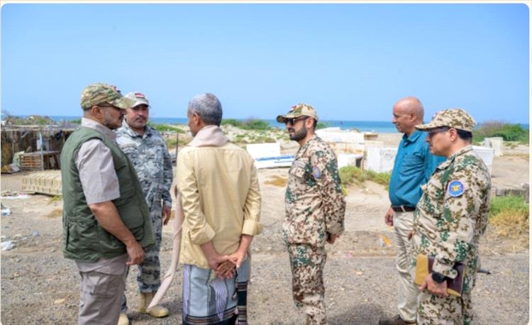 طارق صالح يتفقد المناطق المتضررة من السيول في ريف المخا ويوجّه بتكثيف الدعم للمنكوبين