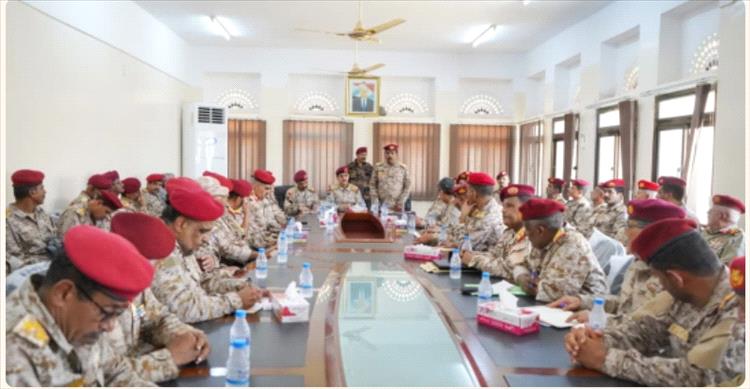 وزير الدفاع يعقد اجتماعاً عسكرياً موسعاً مع قيادة المنطقة العسكرية الثانية