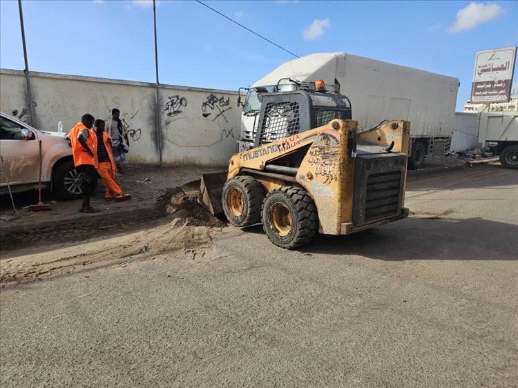 لليوم الثاني على التوالي.. استمرار حملة صندوق النظافة في الشيخ عثمان لرفع مخلفات الأمطار