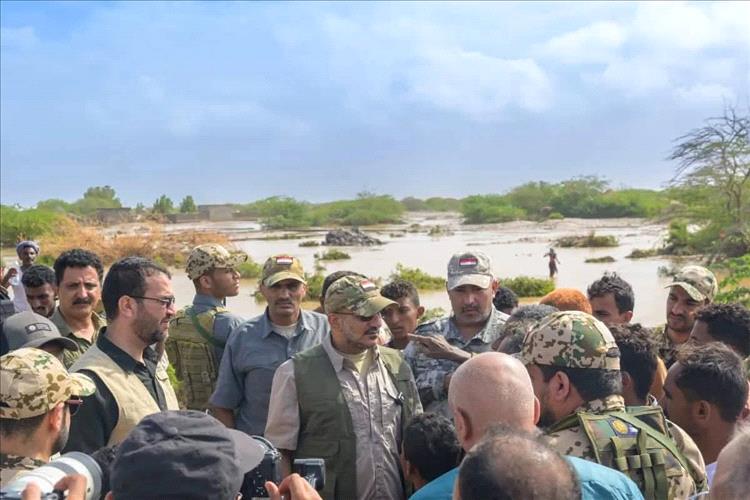 الفريق طارق صالح يتفقد المناطق المتضررة من السيول بريف المخا ويوجه بإغاثة عاجلة