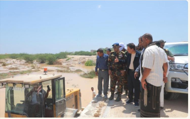 محافظ المهرة يطّلع على أعمال تنظيف الجسور والعبّارات