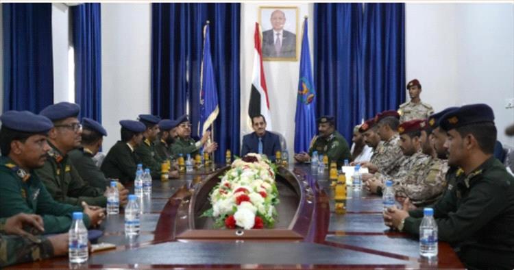 وزير الدفاع ووكيل وزارة الداخلية يتفقدان سير العملية التعليمية في كلية الشرطة بالمكلا