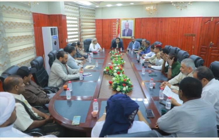 محافظ المهرة يترأس اجتماعاً للجنة الطوارئ ويطلع على إجراءات مواجهة المنخفض الجوي