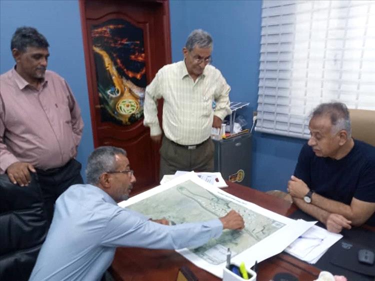 استعراض نتائج المسح الجيولوجي للانهيارات الصخرية في عقبة عدن