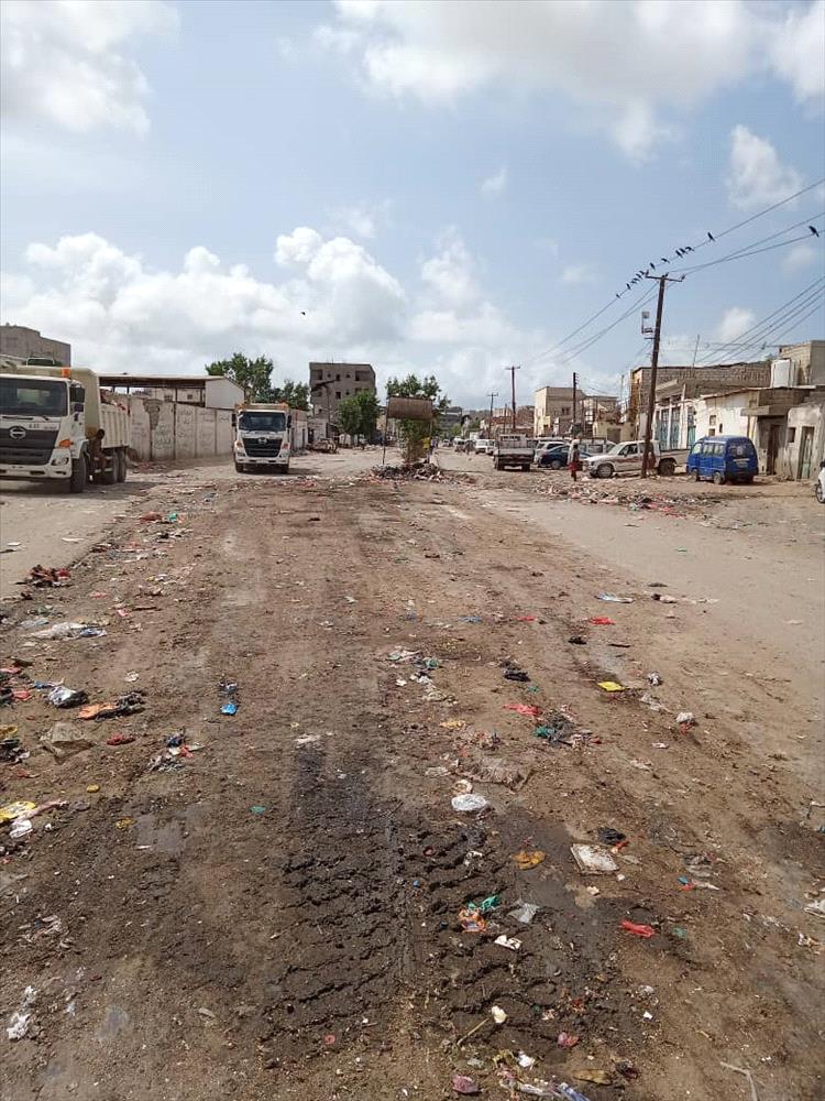 جهود متواصلة لصندوق النظافة بعدن لمواجهة آثار الأمطار في البساتين والكسارة