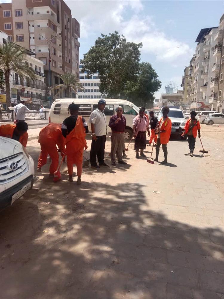 حملات مكثفة لرفع مخلفات الأمطار وتحسين الشوارع في المعلا والتواهي بإشراف المهندس راشد