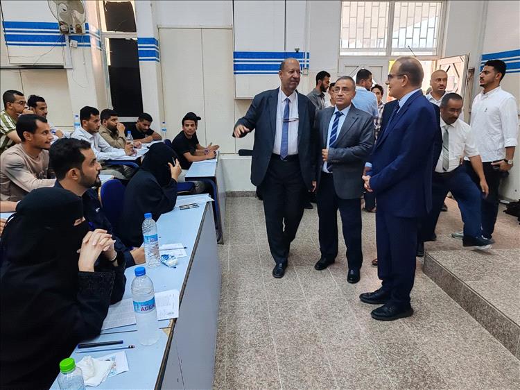 وزير الصحة ورئيس جامعة عدن يدشنان الدورة الامتحانية الأولى لتقييم الكفاءة المهنية للكوادر الصحية