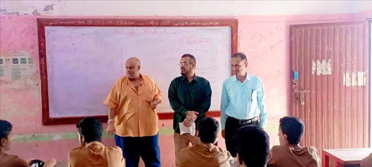رئيس فريق التوجيه ينفذ نزولًا ميدانيًا إلى ثانوية النهضة بمديرية الشيخ عثمان