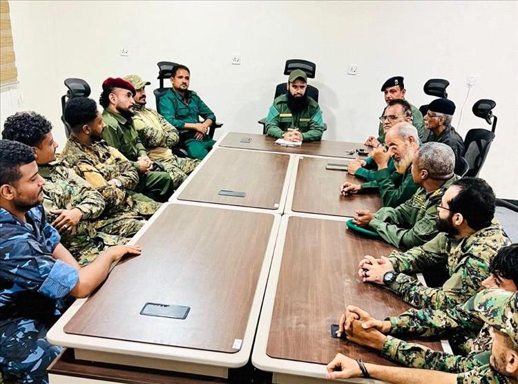 المقدم مياس الجعدني يترأس إجتماعاً لضباط وأفراد مكافحة المخدرات بالعاصمة عدن لرفع مستوى الجاهزية واليقظة الأمنية.