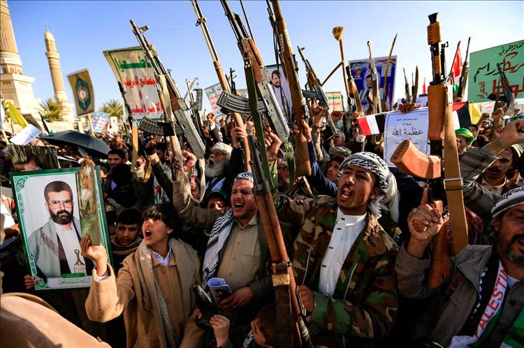 مخاوف يمنية بعد انخراط الحوثيين في الحرب دعماً لإيران