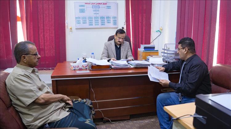 المحافظ بن الوزير يوجه بسرعة معالجة أضرار السيول في مديرية الروضة ويؤكد على أولوية الخدمات.