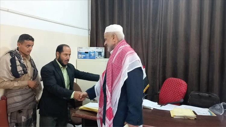 رئيس محكمة استئناف الحديدة يتفقد سير العمل بمحكمتي حيس والخوخة الابتدائيتين