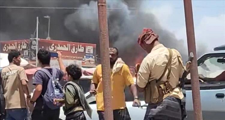 عاجل: حريق ضخم يلتهم محلات في سوق الفيوش بلحج