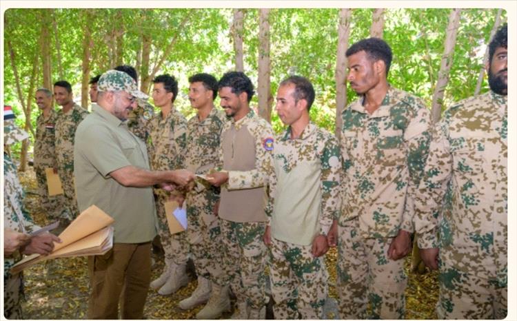 عضو مجلس القيادة طارق صالح يكرم كوكبة من أبطال بحرية المقاومة الوطنية وخفر السواحل