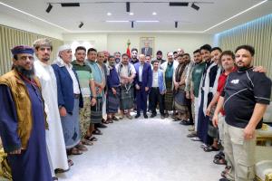 رئيس الوزراء يلتقي قيادات وشباب المقاومة الجنوبية في عدن ويثمّن دورهم في التحرير والتصدي للمخاطر