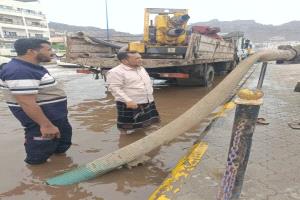 وكيل محافظة عدن لقطاع المشاريع يتفقد أعمال تصريف مياه الأمطار في المعلا وخورمكسر