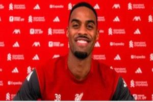 ليفربول يجدد عقد لاعبه الهولندي ريان جرافنبيرخ حتى عام 2031