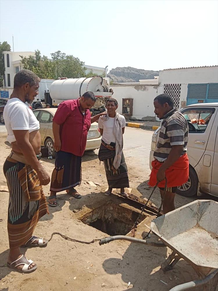 فرق الصرف الصحي بعدن تنفذ حملة ميدانية واسعة لفتح الانسدادات في عدد من المديريات