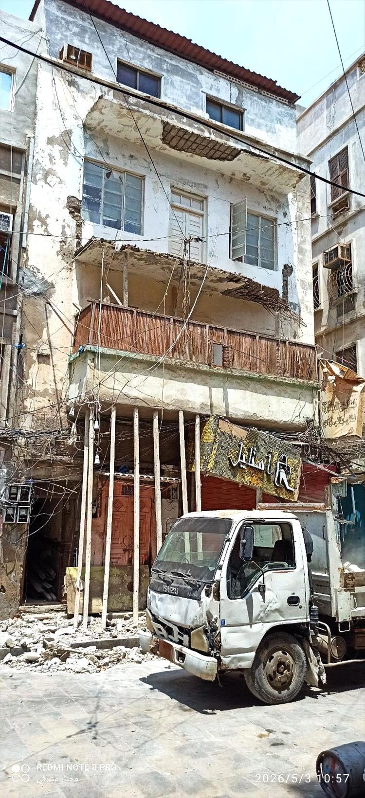 نجاة سكان من حادث سقوط بلكونة في كريتر