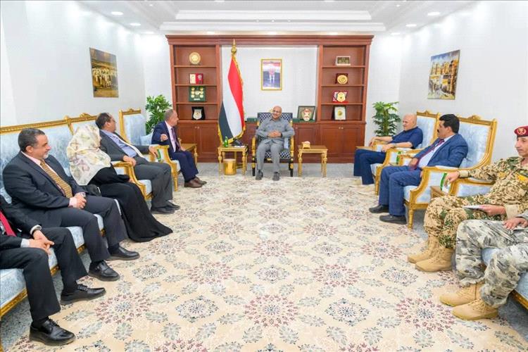 طارق صالح يناقش مع وزير النقل إعادة جدولة الرحلات إلى مطار المخا وتطوير الميناء