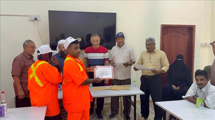 الجاوي يكرّم عمال النظافة والصرف الصحي والكهرباء والإنارة والصحة وعمال السلطة المحلية بمناسبة عيد العمال