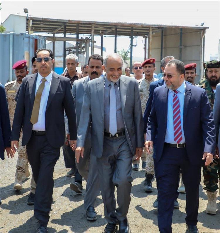 الفريق الصبيحي يتفقد وزارة الكهرباء بعدن ويوجه برفع وتيرة العمل لتجاوز تحديات الصيف