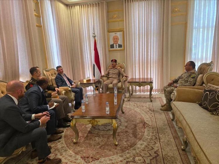 ‏وزير الدفاع يناقش مع السفير الامريكي مستجدات الاوضاع في اليمن