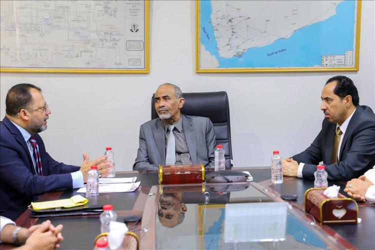 عضو مجلس القيادة الرئاسي يزور وزارة الكهرباء ويبحث مع وزير الكهرباء أوضاع القطاع في عدن