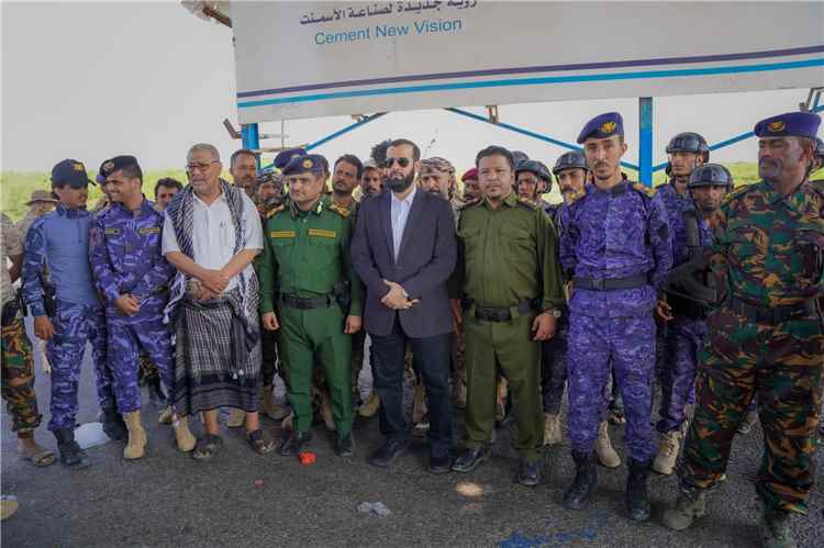 محافظ أبين يتفقد النقاط الأمنية ويوجه برفع "الجبايات" لتعزيز التنمية وفرض هيبة الدولة