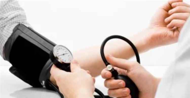 أعراض ارتفاع ضغط الدم والتعامل معه مبكرًا