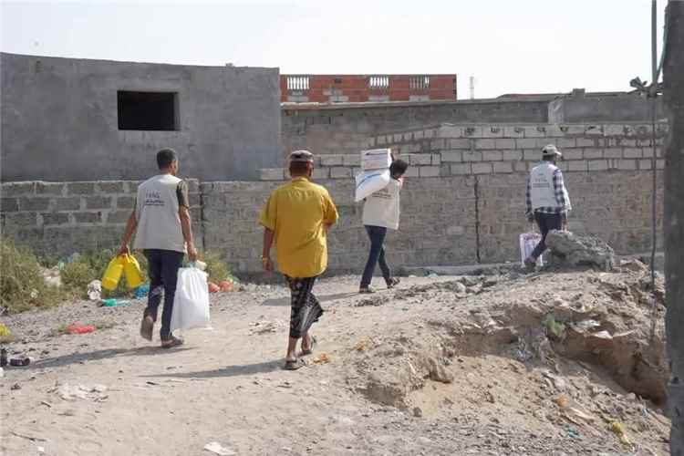 الخلية الإنسانية تقدم مساعدات غذائية لأسر الصيادين المفقودين في الحديدة