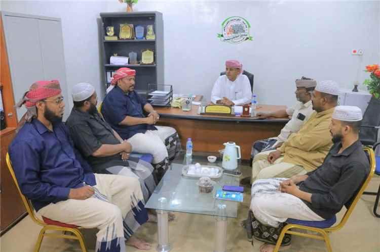 مدير عام سيئون يزور وحدة النظافة ويطلع على مستوى الأداء والنشاط