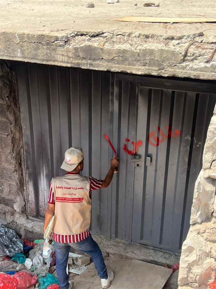 مكتب الصناعة بعدن يكشف معملا سريا لتصنيع الكيماويات في حي القاهرة بعد شكاوي مواطنين