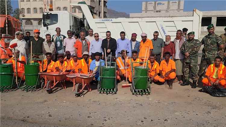 "أنعم" و"الداؤودي" يدشنان حملة رفع الأتربة والمخلفات من الشوارع العامة بمديرية البريقة