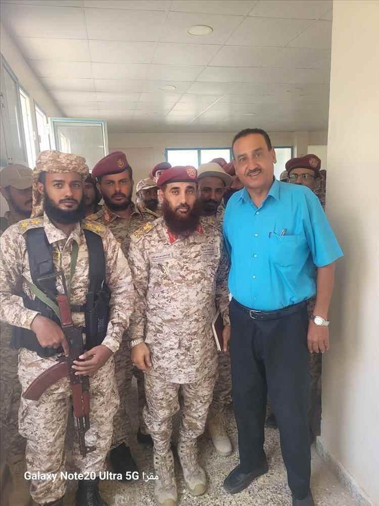 بماذا علق سياسي سعودي على ظهور حمدي شكري بالزي العسكري؟