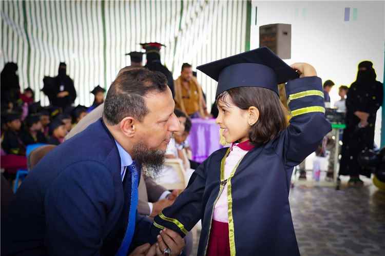 المحافظ شيخ يشارك أطفال روضة الشهيد باصهيب بالمنصورة حفل تخارجهم