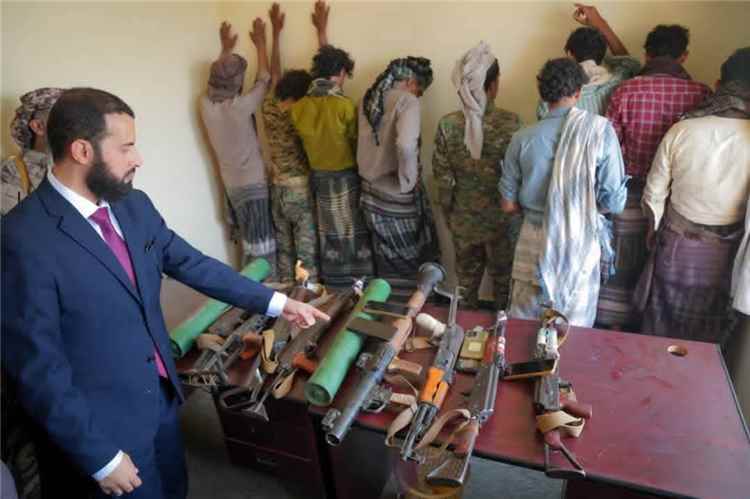 محافظ أبين ينهي تقطعاً مسلحاً في منطقة "حسان" ويشرف ميدانياً على ضبط المتورطين