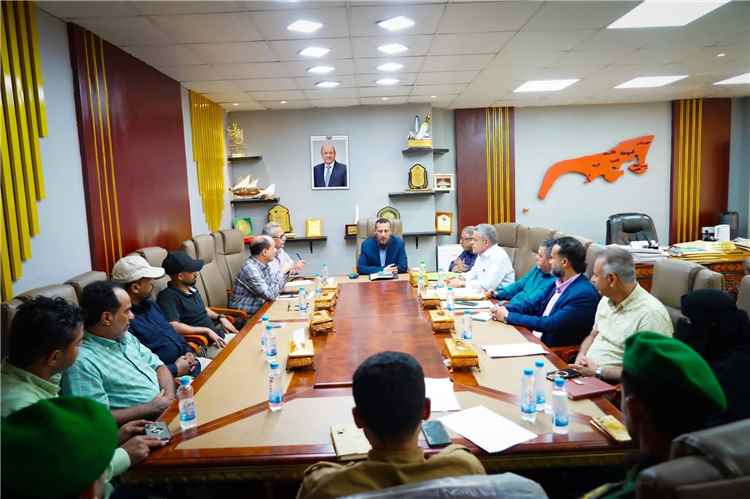 المحافظ شيخ يوجه بعدد من الإجراءات لتطوير وتعزيز العمل الإداري والميداني لوحدة حماية الأراضي
